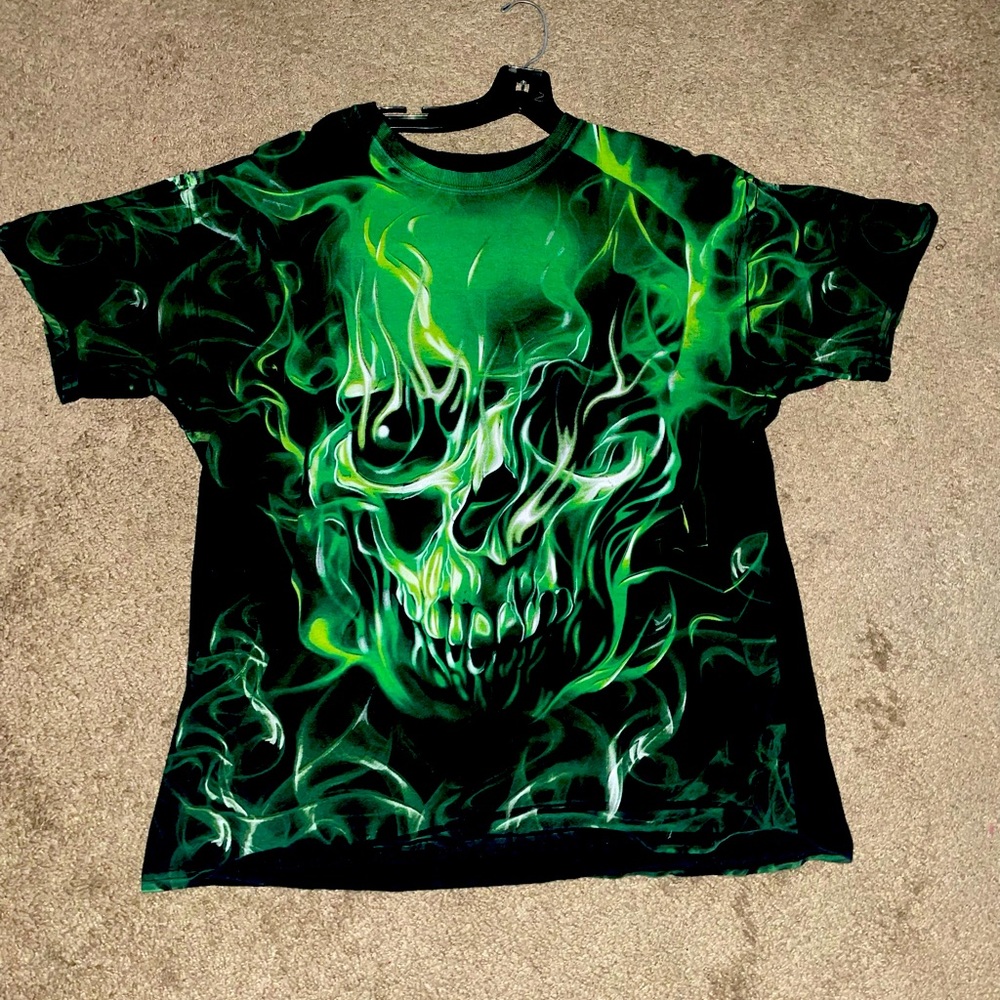 Really cool flamming skull t shirt . Has that vintage look